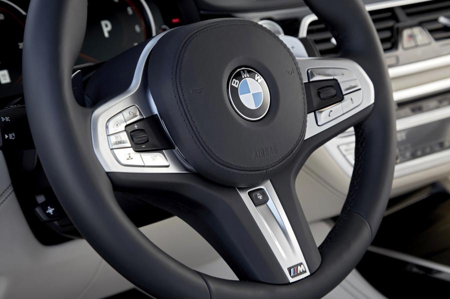Детали интерьера BMW M760i xDrive 2017 года  (NA) (фото 94 из 154)